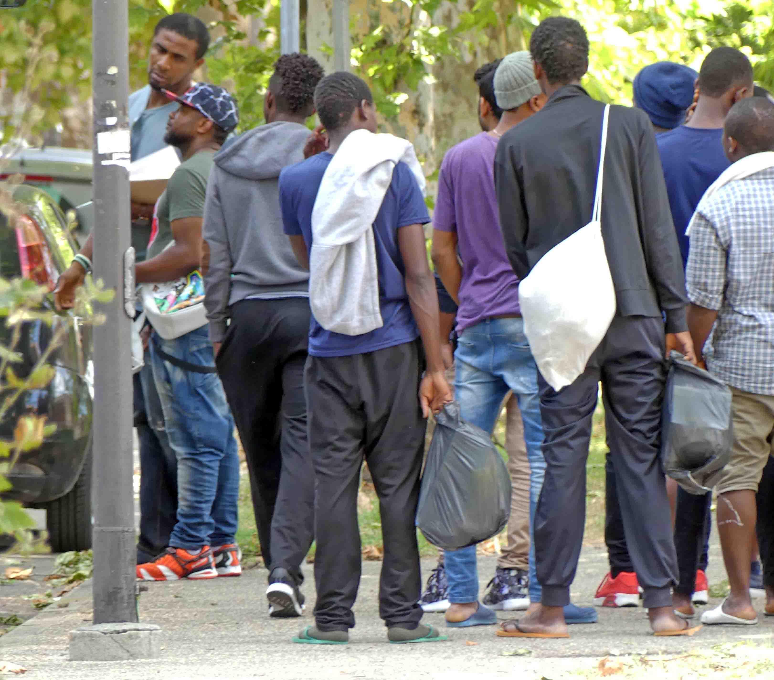 A Consandolo arrivati i primi 23 profughi. Il sindaco  Baldini: «Sede inadeguata» 