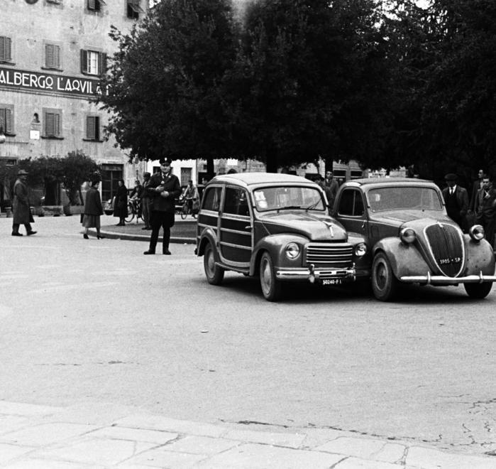 1950, scontro tra auto in piazza della Vittoria: la foto in regalo con Il Tirreno in edicola