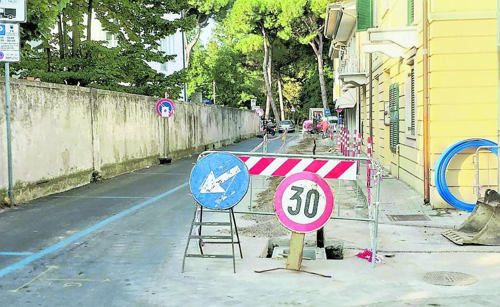 Il cantiere aperto in via Pascoli a Viareggio