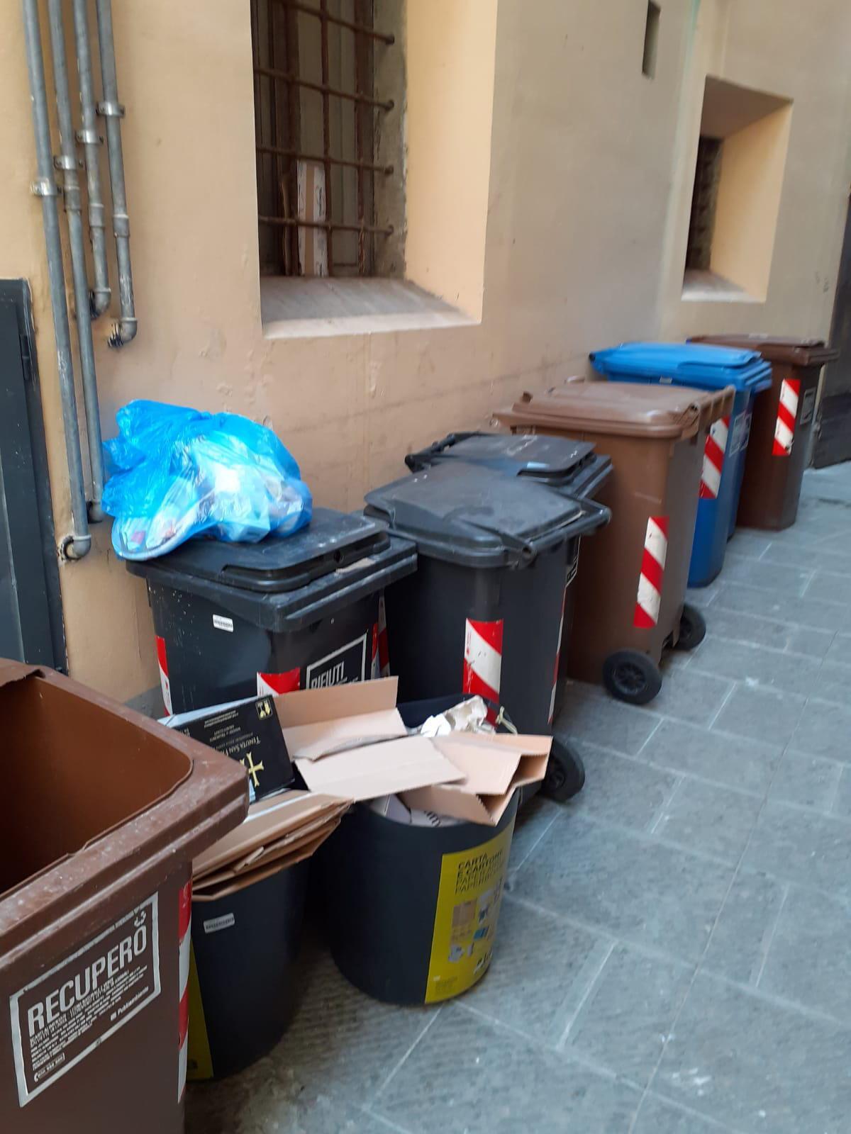 Rifiuti, quei bidoni fuori dalle regole che riempiono i vicoli del centro 