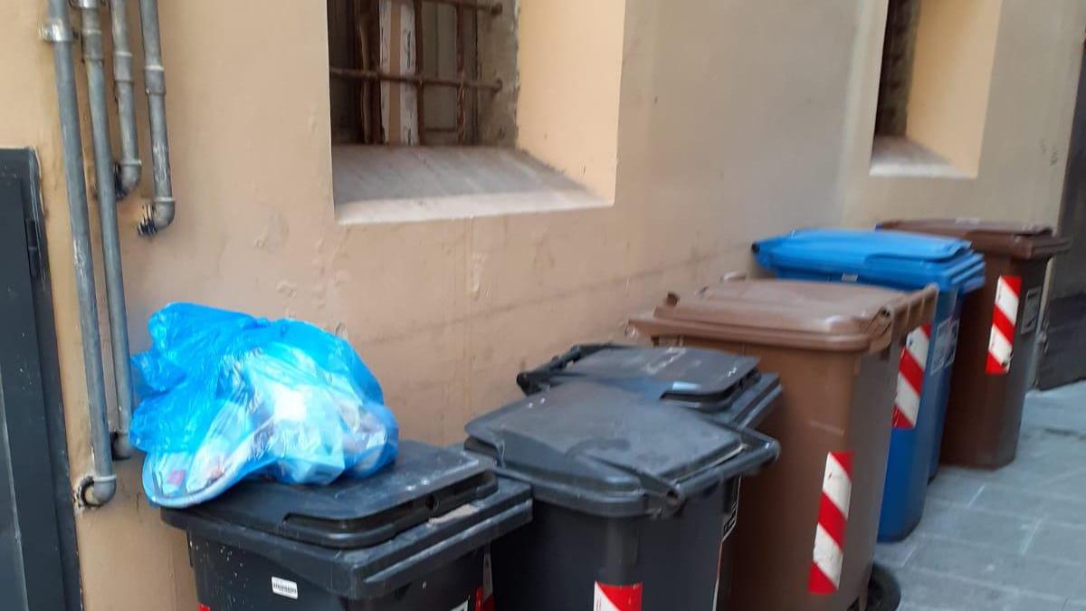 Rifiuti, quei bidoni fuori dalle regole che riempiono i vicoli del centro