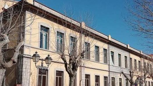 Gli alunni di prima entrano in classe ma non ci sono i banchi e le sedie