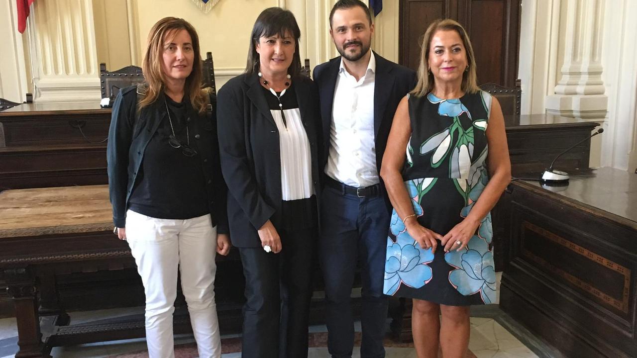 Il sindaco Luca Baroncini con Beatrice Chelli, Claudia Massi e e l’assessore Antonella Volpi