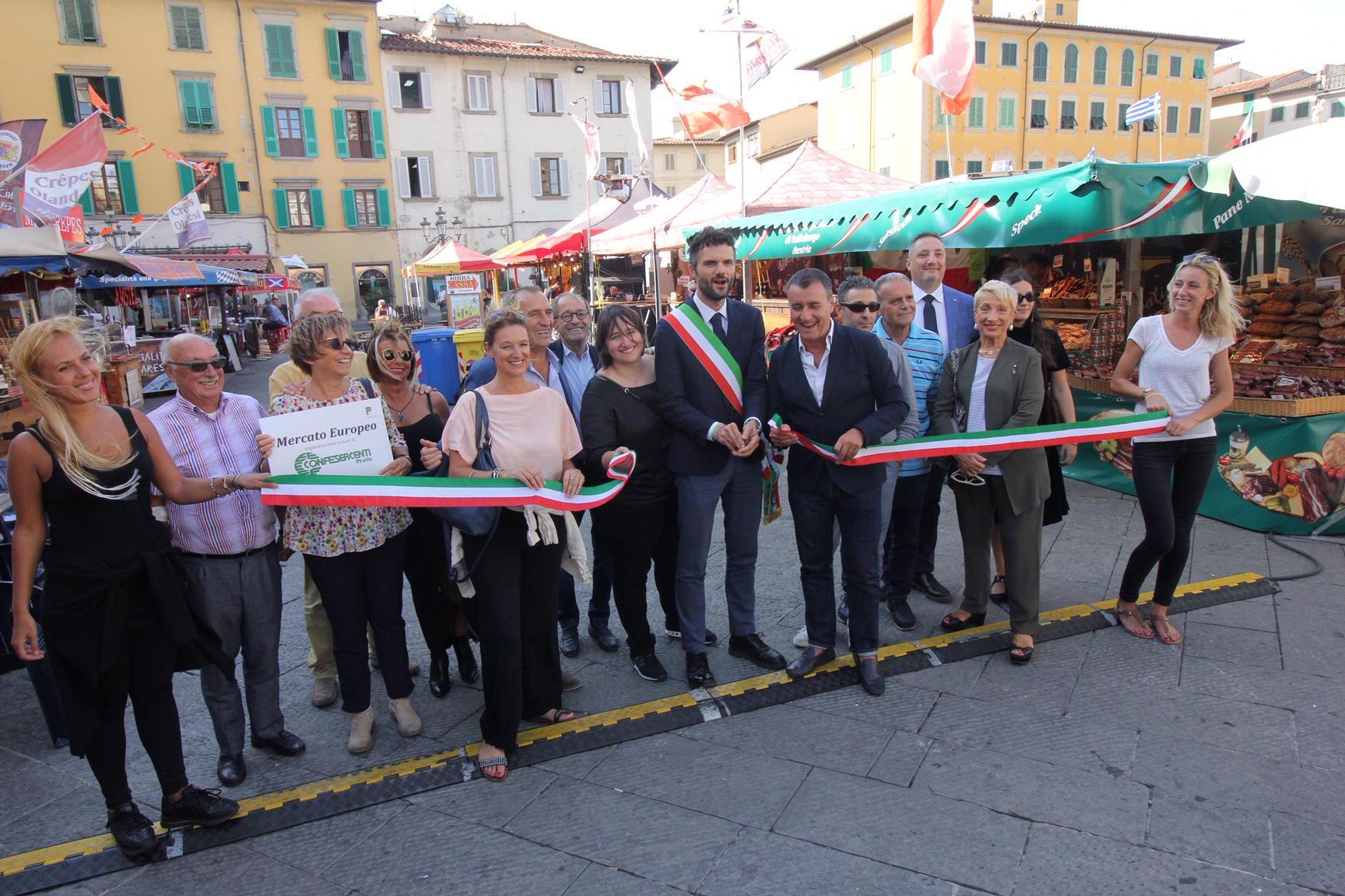 Inaugurato in piazza Duomo il Mercato Europeo di Prato