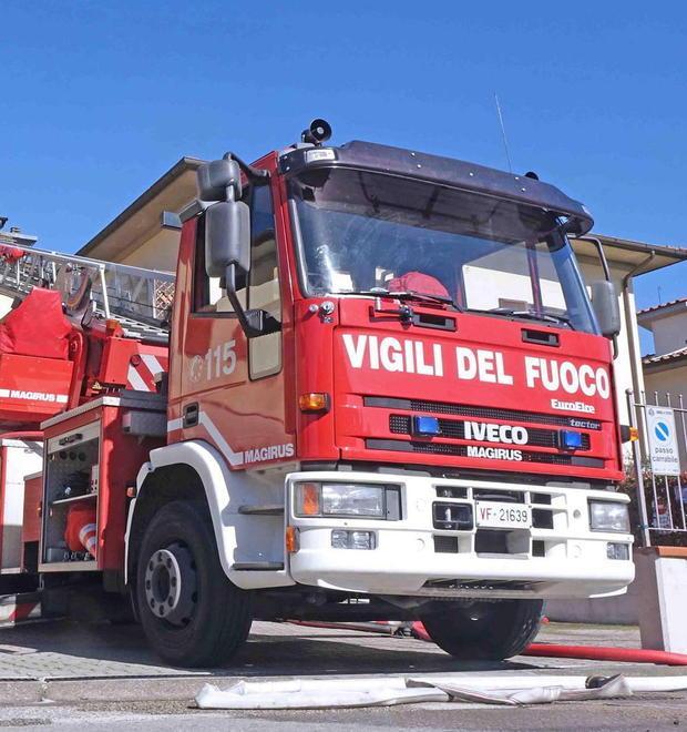 Non è in servizio, ma aiuta pompieri e 118 a salvare un anziano 