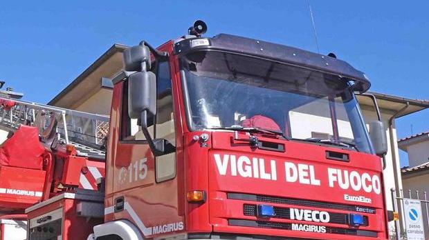 Non è in servizio, ma aiuta pompieri e 118 a salvare un anziano