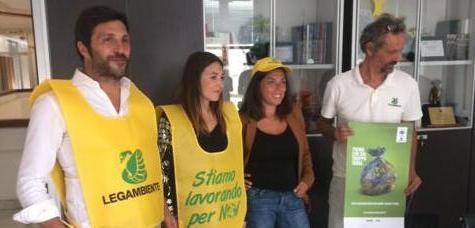 Puliamo il Mondo sale in montagna: i volontari a Forno 