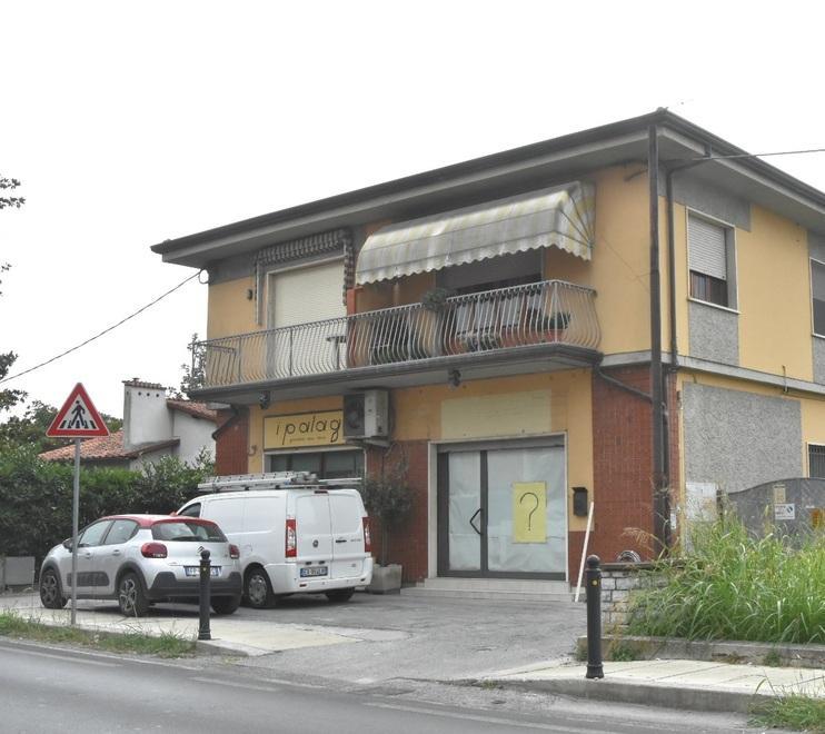 Il negozio è abusivo Ordinanza del Comune per mettersi in regola
