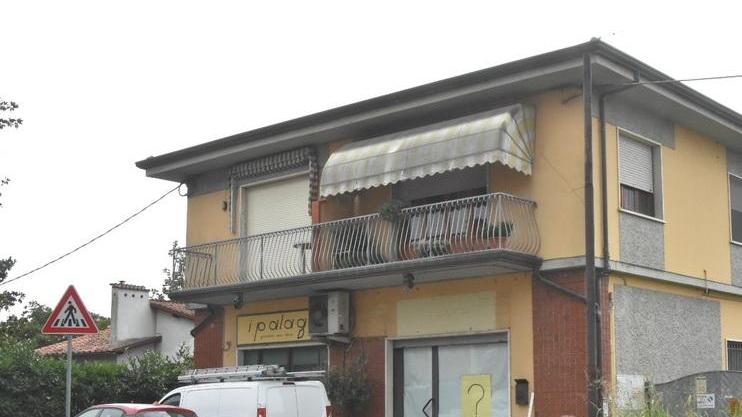 Il negozio è abusivo Ordinanza del Comune per mettersi in regola