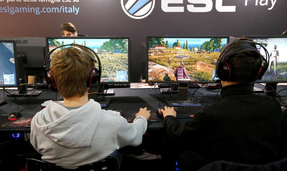 Dieci ragazzi a lezione per imparare tutti i segreti dei giochi