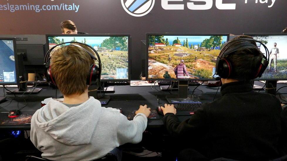 Dieci ragazzi a lezione per imparare tutti i segreti dei giochi