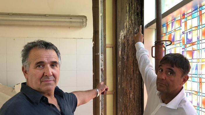 Infiltrazioni, travi marce, topi «Noi costretti a chiudere»