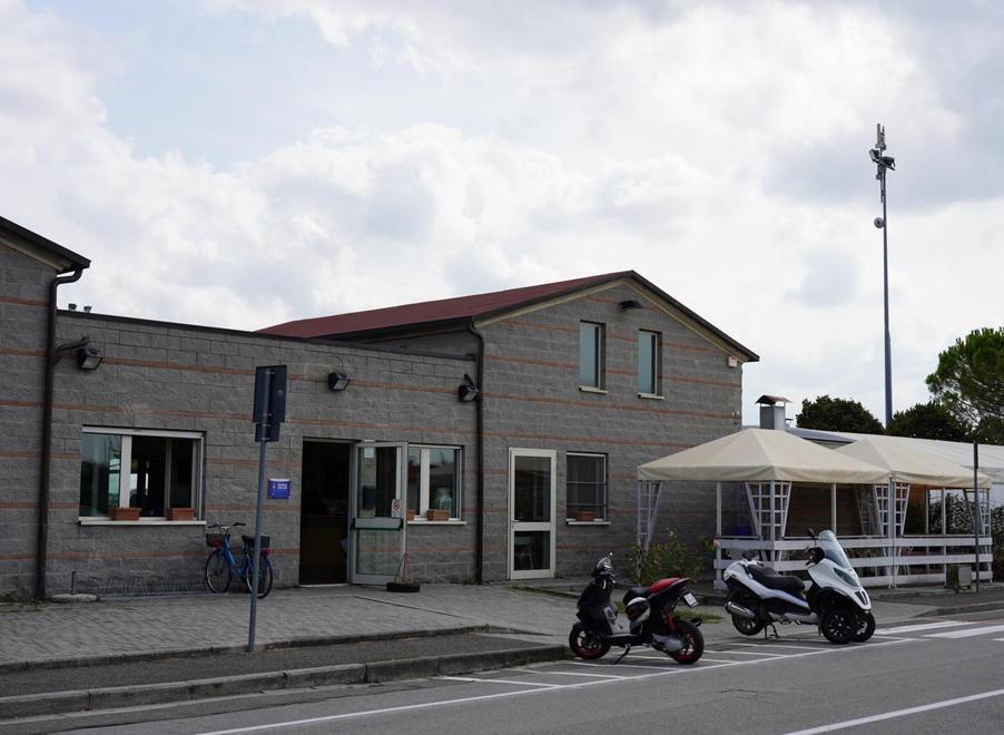 Furto alle slot machine del centro sportivo Danni a un gazebo