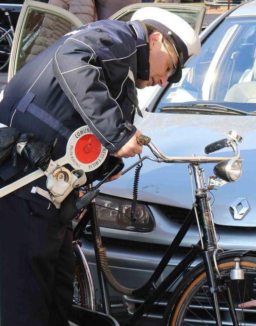 Vede la bicicletta rubata e insegue il ciclista Ricettatore denunciato