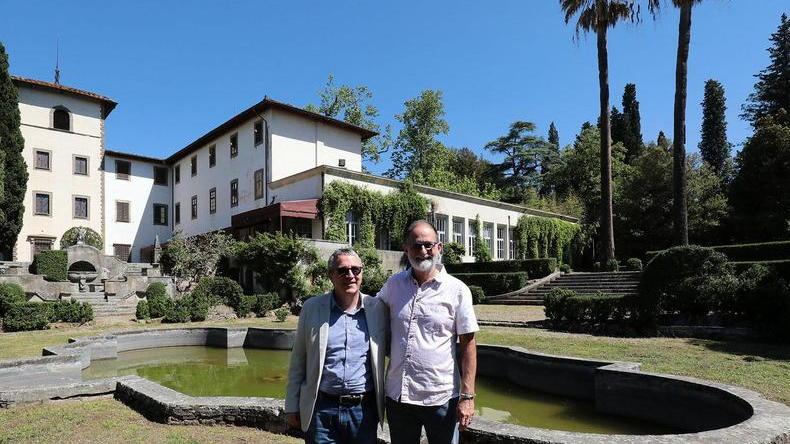 Sulla destra il magnate americano e sullo sfondo la villa