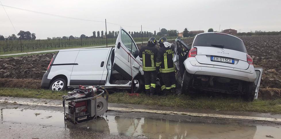 Finale. Sorpasso azzardato Schianto tra auto Provinciale chiusa 