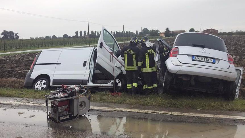 Finale. Sorpasso azzardato Schianto tra auto Provinciale chiusa