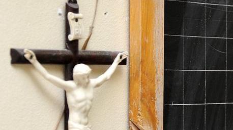 A Ferrara consiglieri comunali di scuola in scuola ad attaccare crocifissi