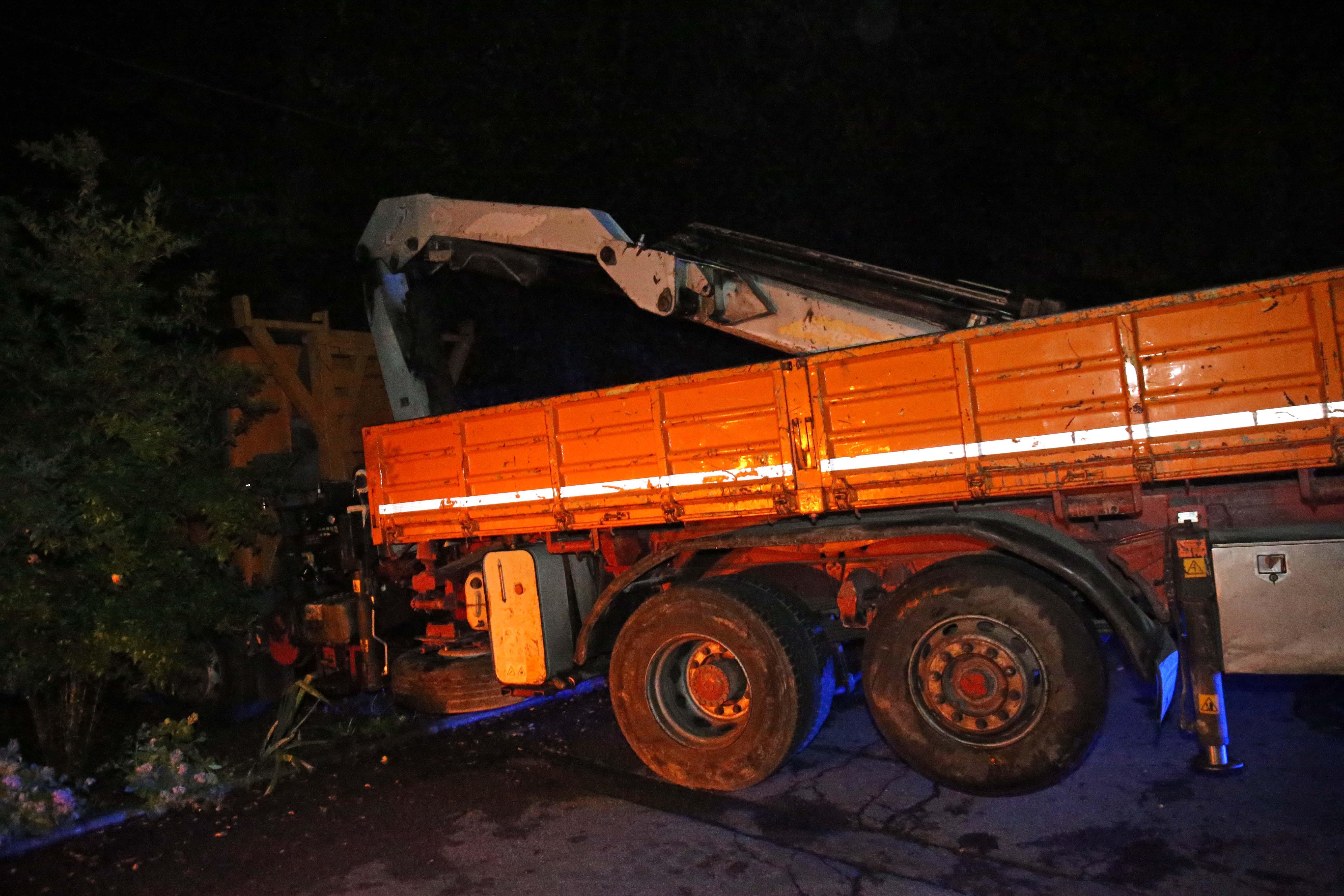 Travolto dal furgone senza freno a mano, grave operaio