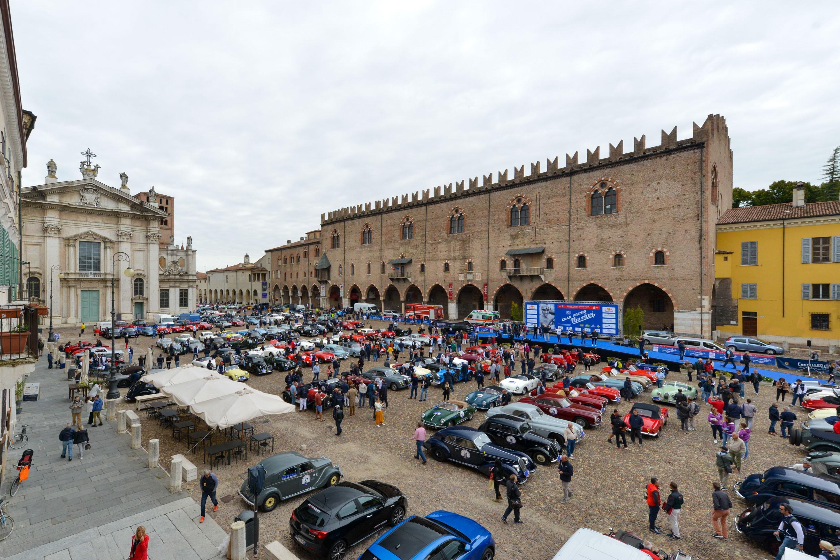 La partenza del gran premio Nuvolari da piazza Sordello a Mantova