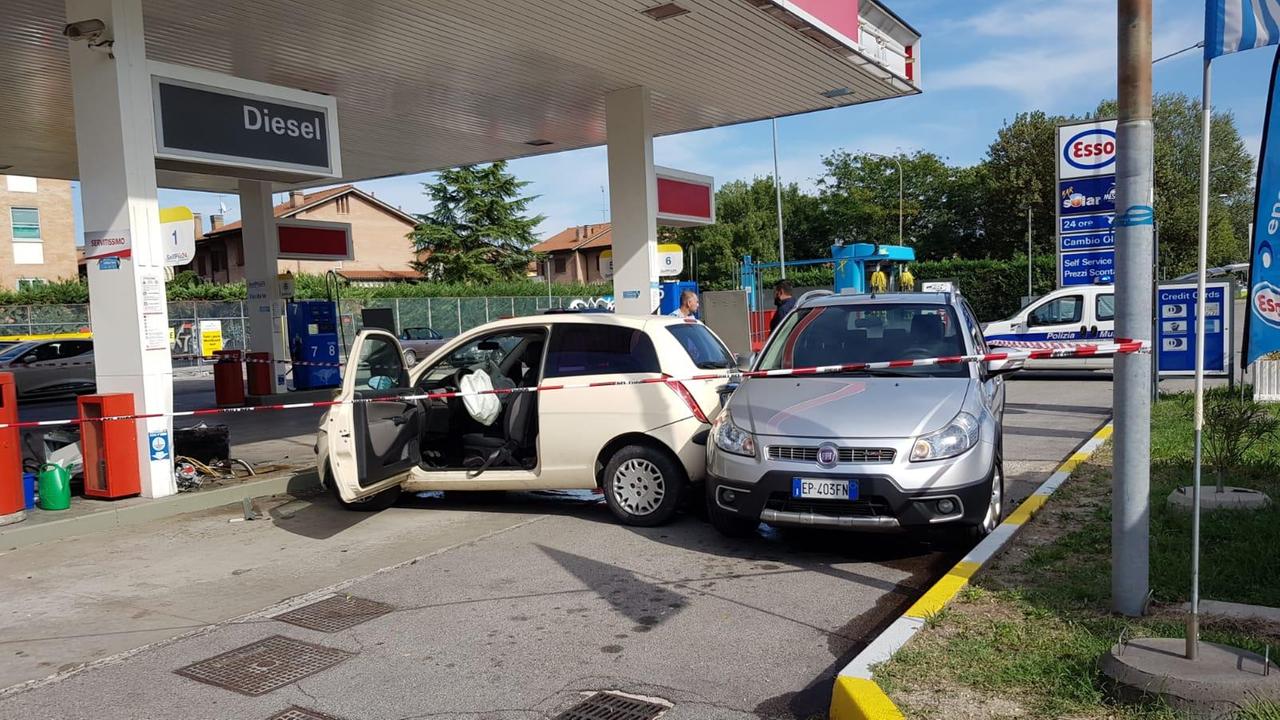 La Lancia Ypsilon della ragazza piombata nell'area di servizio Esso in via Giusti a Ferrara