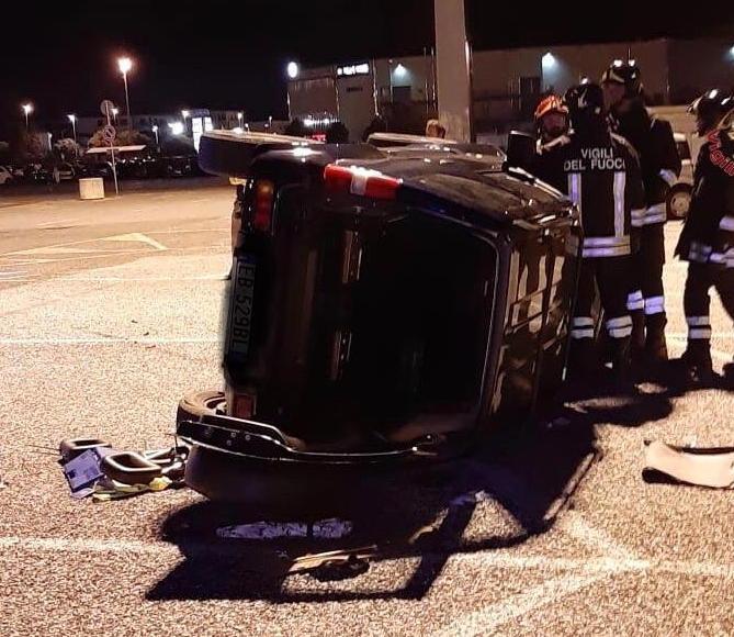 Testacoda in serie nel piazzale poi l’auto si ribalta: tre feriti a causa del gioco pericoloso