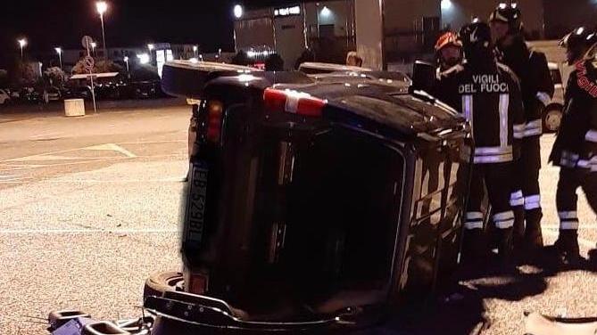 Testacoda in serie nel piazzale poi l’auto si ribalta: tre feriti a causa del gioco pericoloso