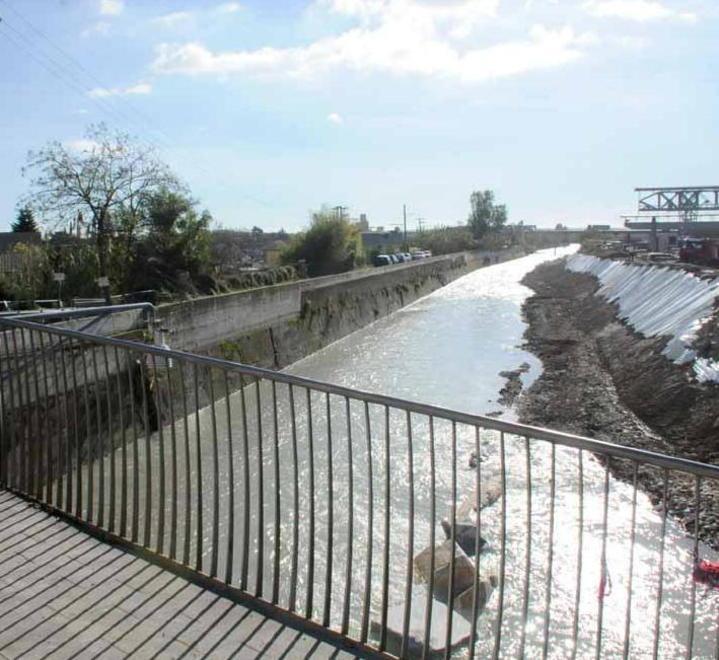Pista ciclabile con un ponte per attraversare il Carrione 