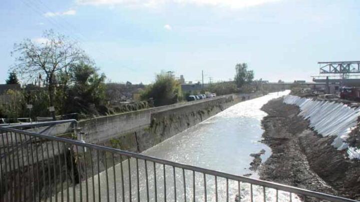 Pista ciclabile con un ponte per attraversare il Carrione