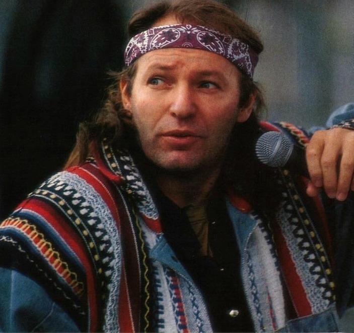 Si risente il giovane Vasco Rossi di “Non siamo mica gli americani” 