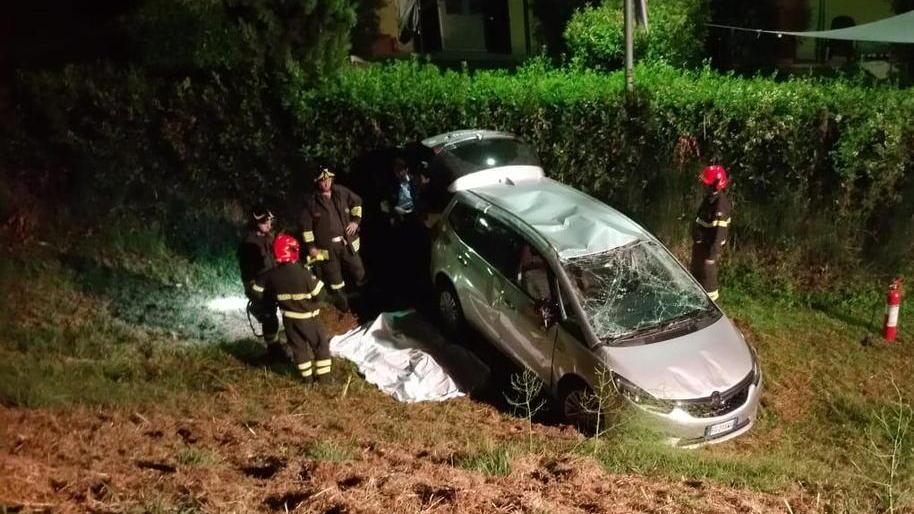 Auto si ribalta: muore mamma di 45 anni