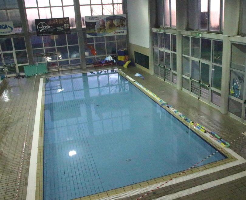 La lettera dei genitori viareggini: «I nostri figli penalizzati in piscina»