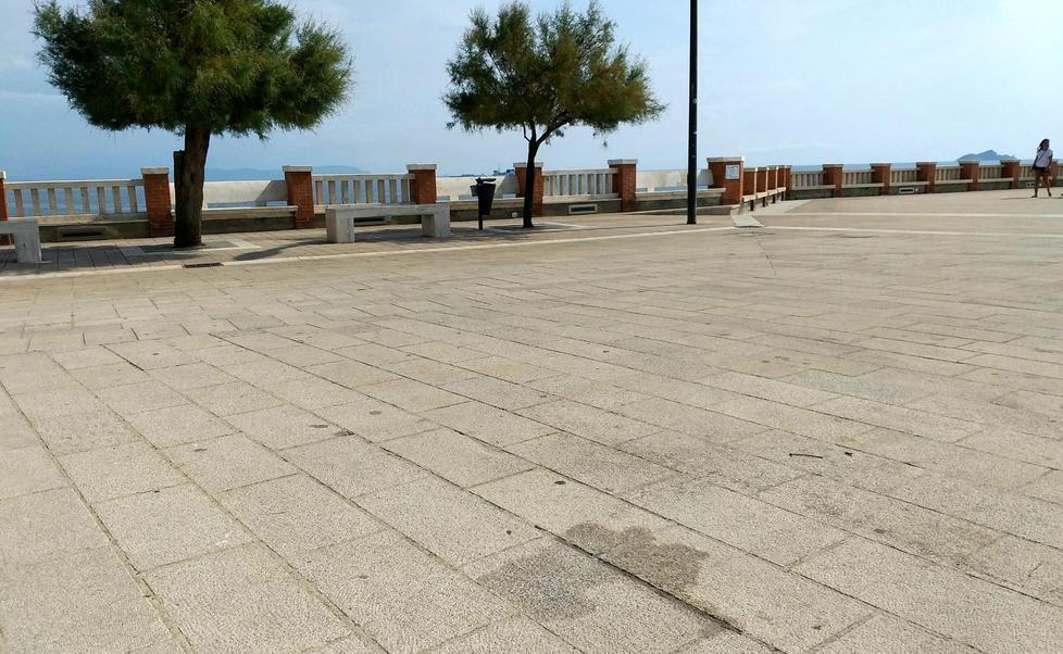 Nuova patacca in piazza Una chiazza sul pavimento dopo la festa di fine estate 