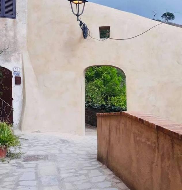 Il restauro della porta del Buchino non piace