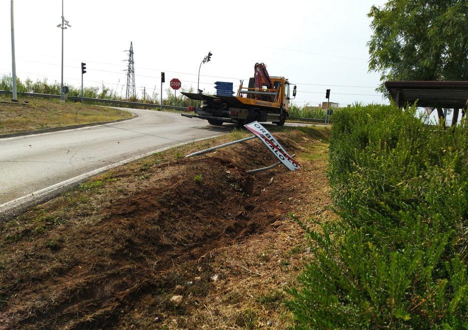 Auto travolge un cartello 