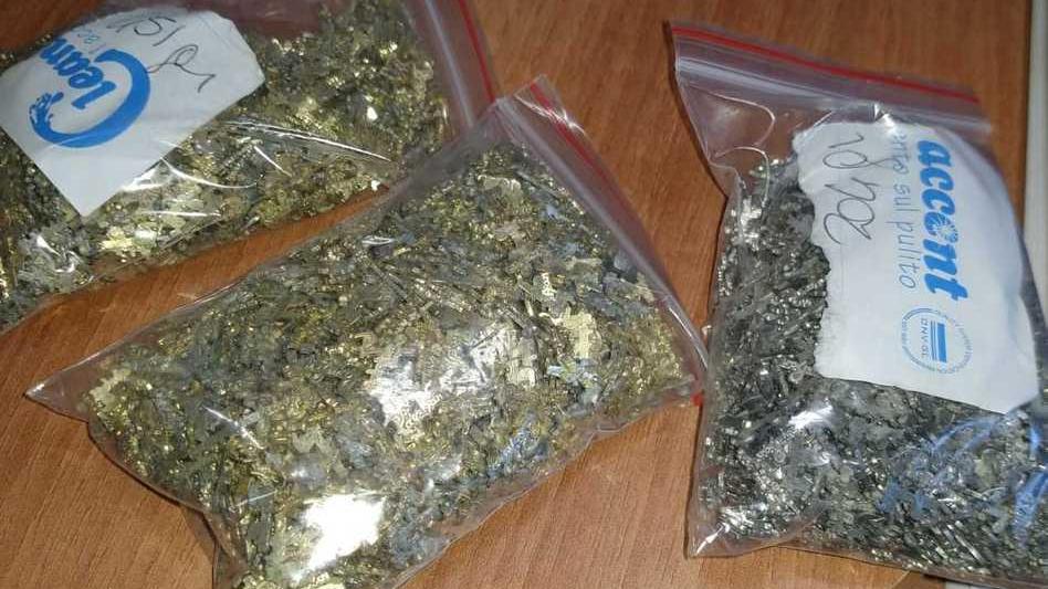 Laboratorio del falso scoperto dai vigili urbani in un alloggio di abusivi