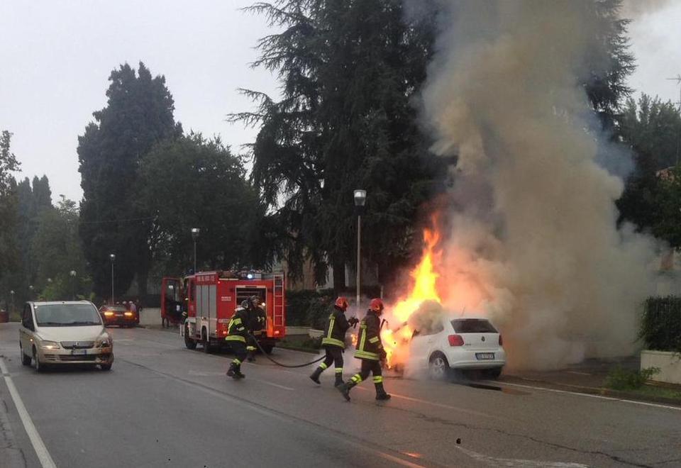 Frontale, auto s’incendia Due anziani all’ospedale