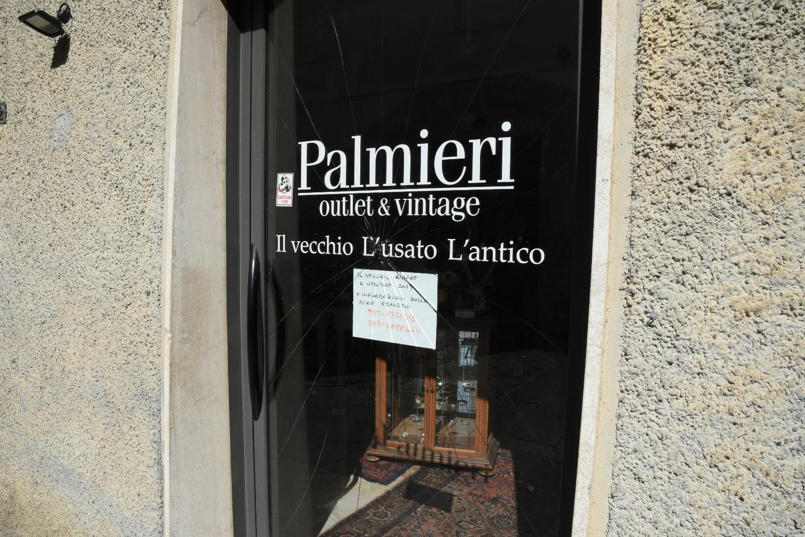 Vandali di notte spaccano la vetrata dell’outlet Palmieri 