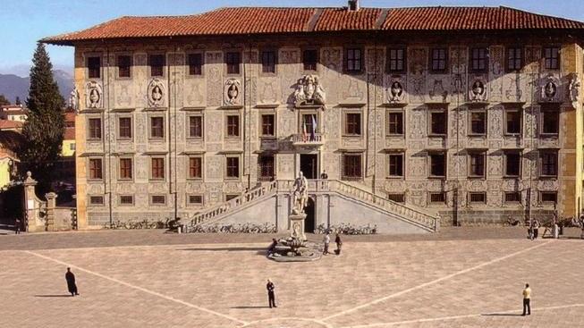 Nessun simbolo in piazza dei Cavalieri
