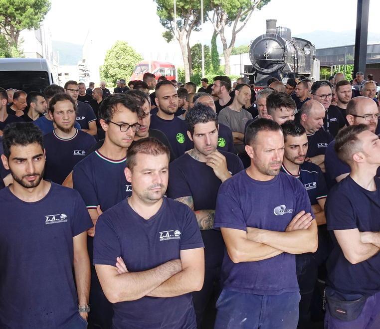 I lavoratori Hitachi, leader nella costruzione dei treni