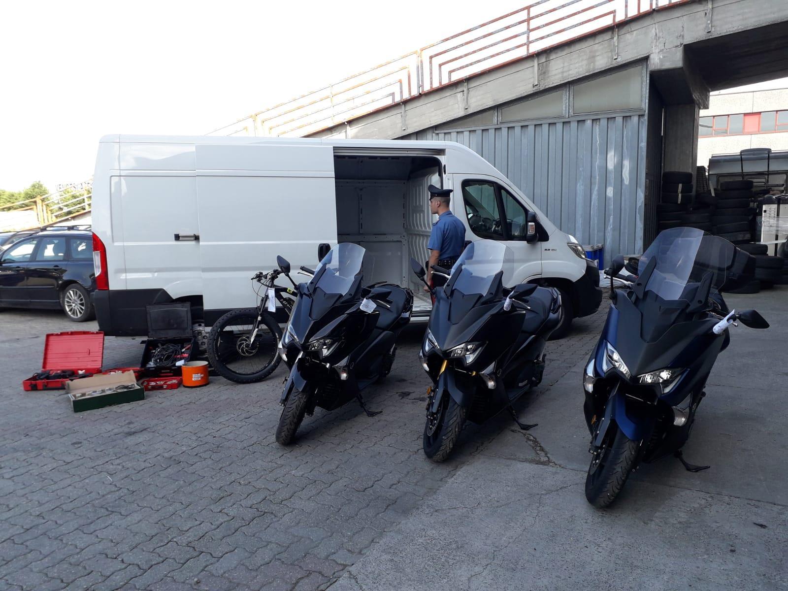 Maxi recupero di refurtiva a Reggio Emilia: un furgone, tre moto, una bici elettriche  