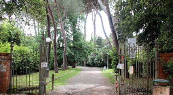 Puntine da disegno sparse a villa Maria, parco chiuso per alcune ore
