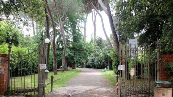 Puntine da disegno sparse a villa Maria, parco chiuso per alcune ore