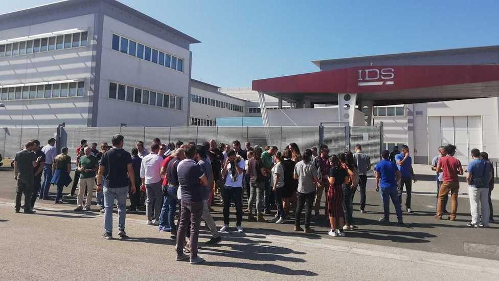 I lavoratori dell’Ids ieri in sciopero davanti ai cancelli dello stabilimento di Montacchiello