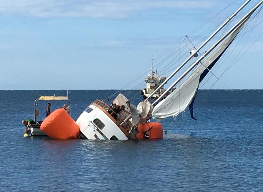 I palloni utilizzati per i recuperi subacquei vengono prima installati dal personale della “Stmp servizi tecnici marittimi portuali srl Piombino” e poi gonfiati  per stabilizzare e tenere a galla il vascello, che infine viene rimorchiato in direzione Rosignano (foto di Michele Falorni)