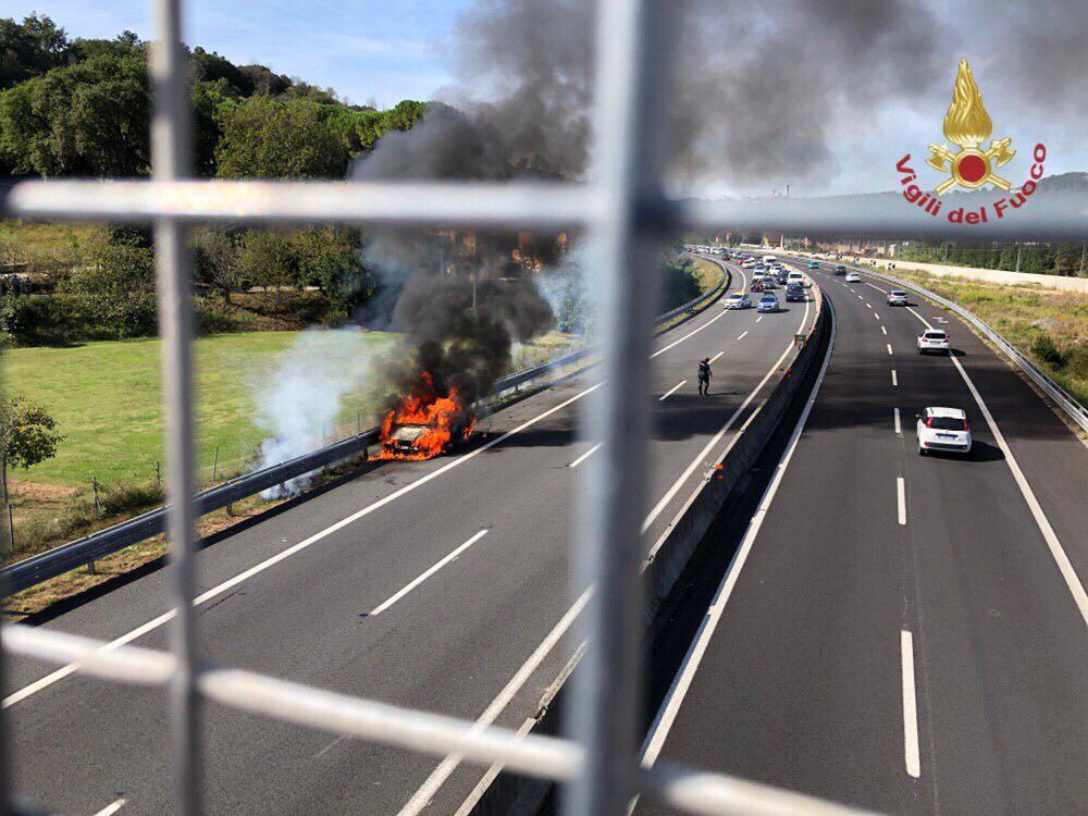 Una delle due auto avvolta dalle fiamme fotografata dal cavalcavia