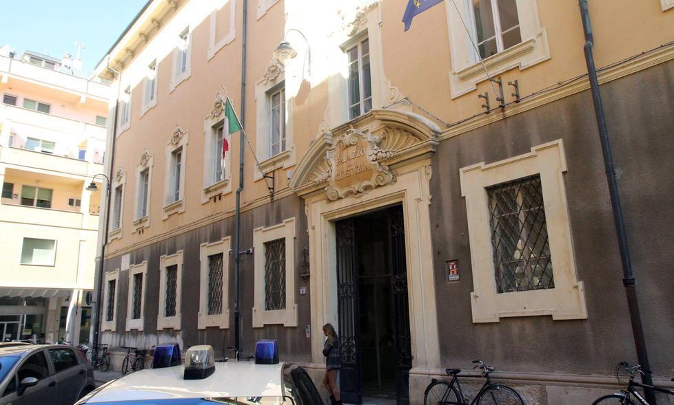 Anziana raggirata per un milione di euro: «Il consulente le ha portato via due case» 