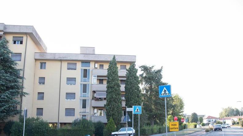 Colpisce il vicino usando le forbici come un pugnale