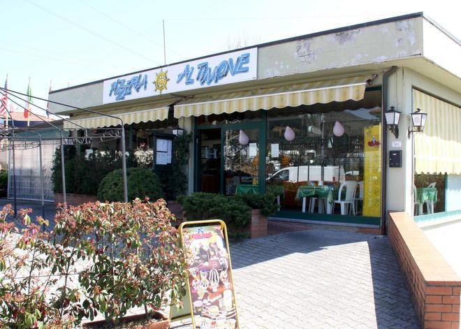 Terrore al Timone, rapinati i clienti 