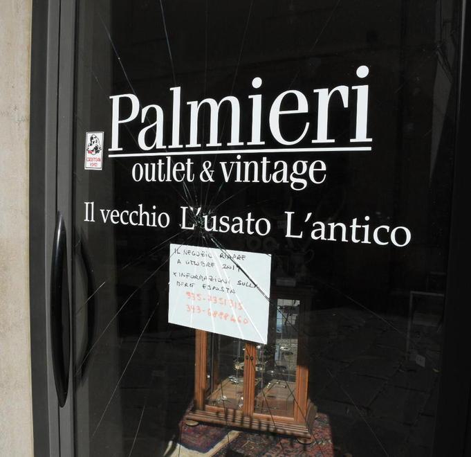 Vandali di notte spaccano la vetrata dell’outlet Palmieri 